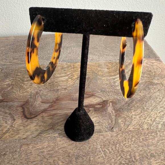 🍭6/$30 Tortoiseshell acrylic hoop post earrings - Picture 4 of 4